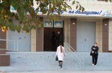 Фейковые угрозы сорвали учебу в Актау: половина школьников пропустила занятия